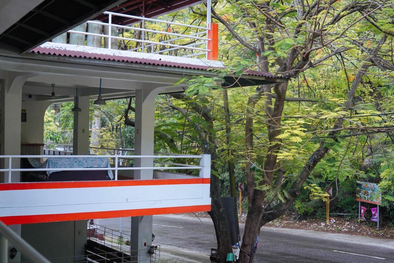 C Star Travellers Inn Oslob Bagian luar foto