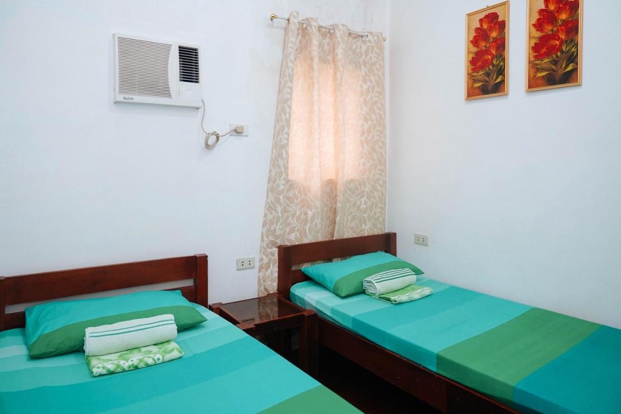 C Star Travellers Inn Oslob Bagian luar foto